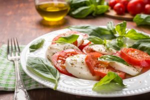 Salát Caprese při středomořské dietě