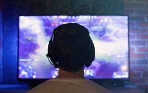 silueta hlavy muže před obrazovkou počítače